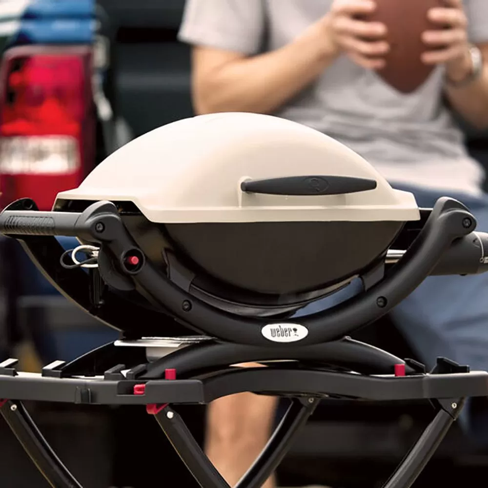 Weber Q1000 Portable Propane Gas Grill On Scissor Cart (WEB-50060001-WEB-6557) 4 Weber Q1000 Portable Propane Gas Grill On Scissor Cart (WEB-50060001-WEB-6557) - Image 4